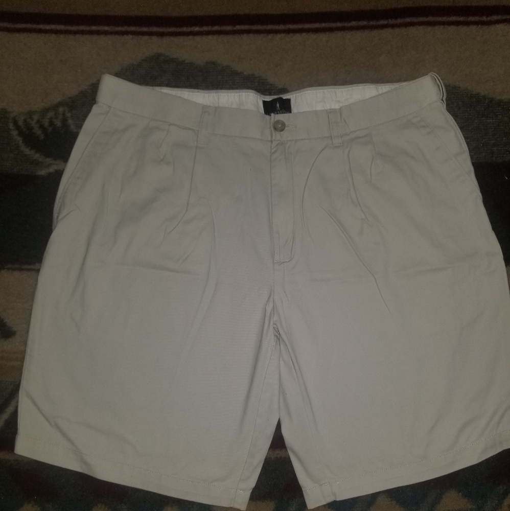 Lanesboro Shorts 38 Hidden Expandable Waist EUC